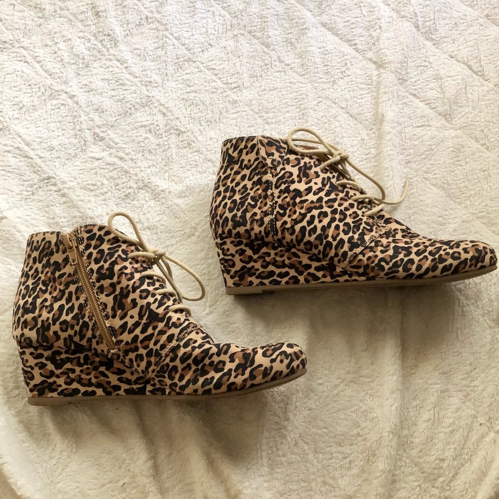 DV Dolce Vita leopard print lace up booties sz 8